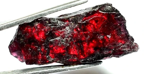 سنگ Painite یک سنگ قیمتی بسار زیبا و جزو چهارمین سنگ در گران ترین سنگ های قیمتی